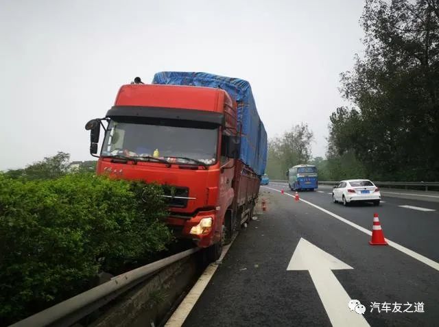 车高速爆胎应该怎么做_高速爆胎车应该做什么保养_高速爆胎要报交警吗